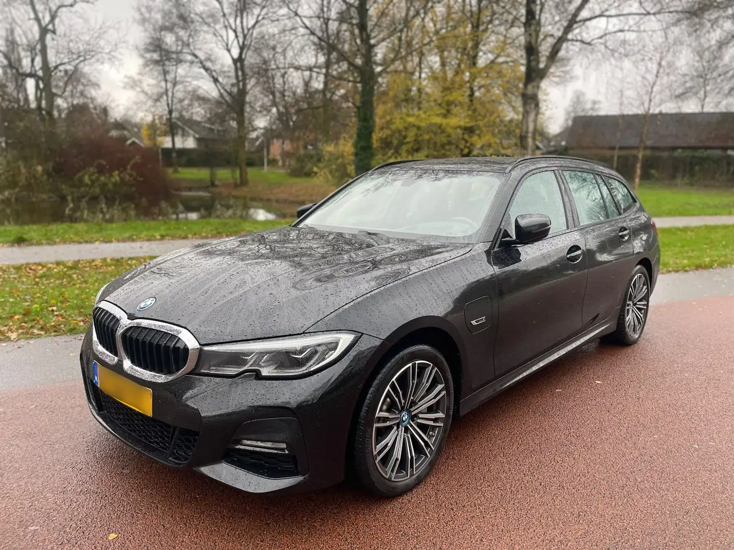 BMW 330 e Xdrive MSport Zwart - 1
