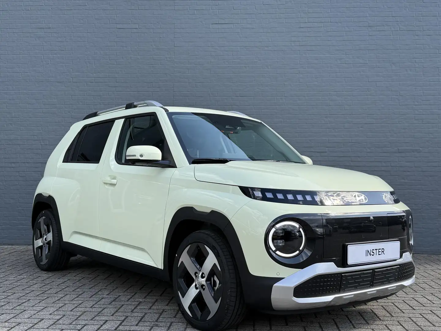 Hyundai Inster 49 kWh 115pk Evolve Sky | Winterpack | Tech Pack Geel - 2