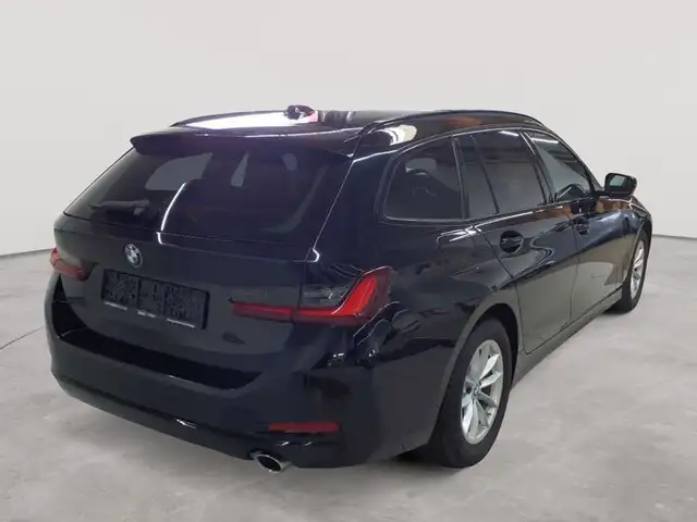 BMW 3 Series view 4