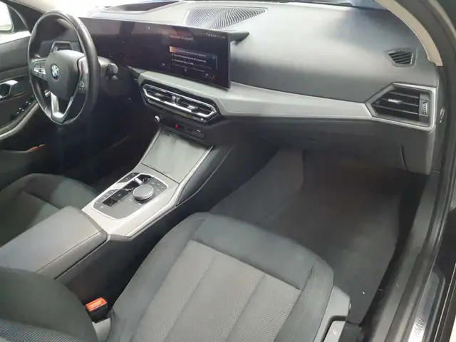 BMW 3 Series view 9