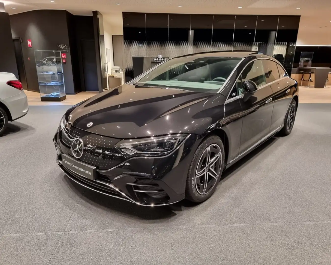Mercedes-Benz EQE 300 Чорний - 1