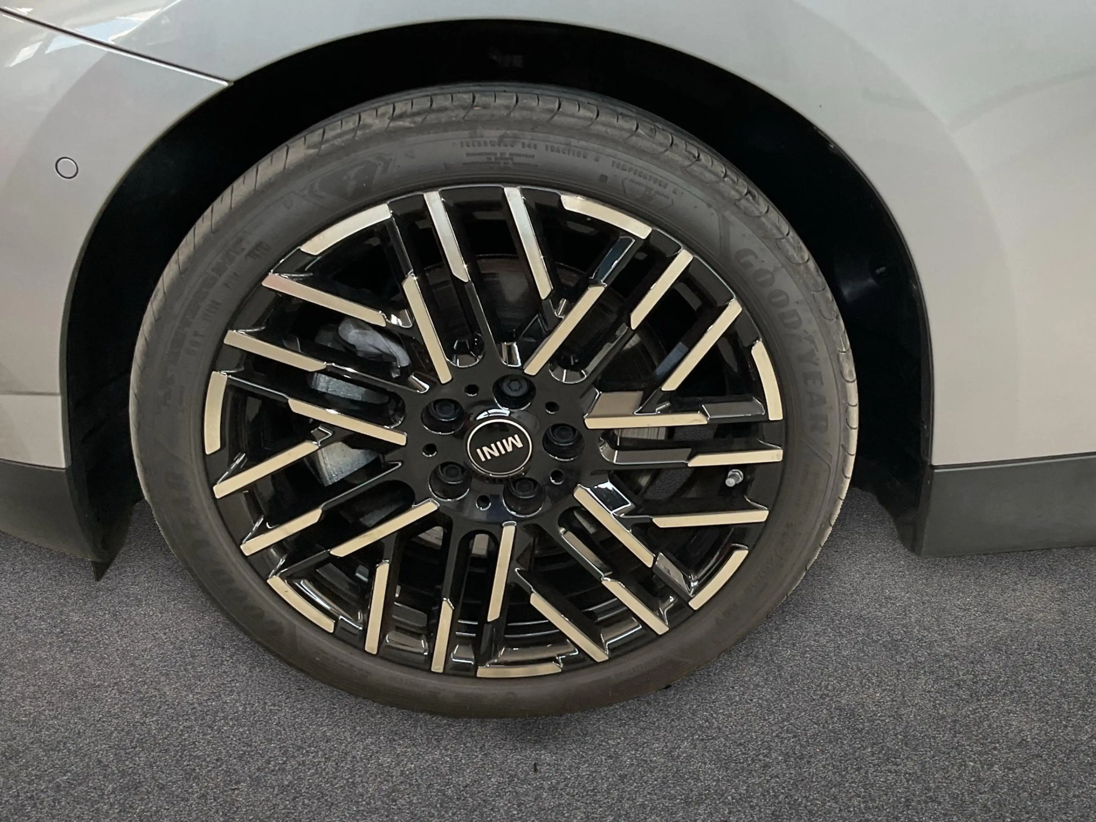 MINI Cooper SE Favoured Trim — photo 10