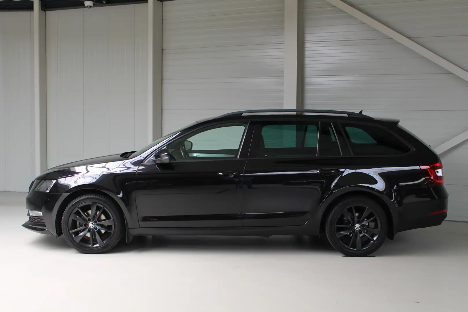 Skoda Octavia Combi 1.0 TSI Greentech Sport Business Navigatie | Zwart - 2