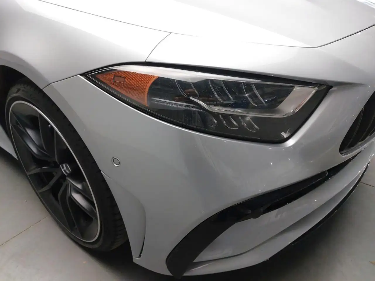 Mercedes-Benz CLS снимка Mercedes-Benz CLS
