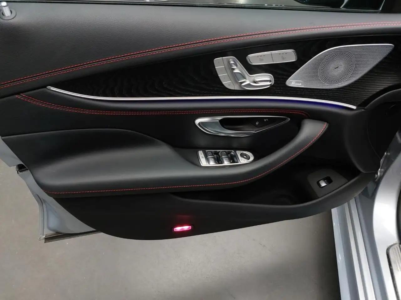 Mercedes-Benz CLS снимка Mercedes-Benz CLS