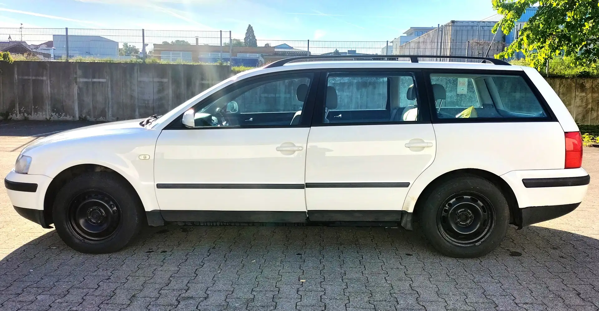 Volkswagen Passat Variant (NEU TÜV) Sitzh./ ANK/ Allwetterreifen/ Klima Weiß - 2