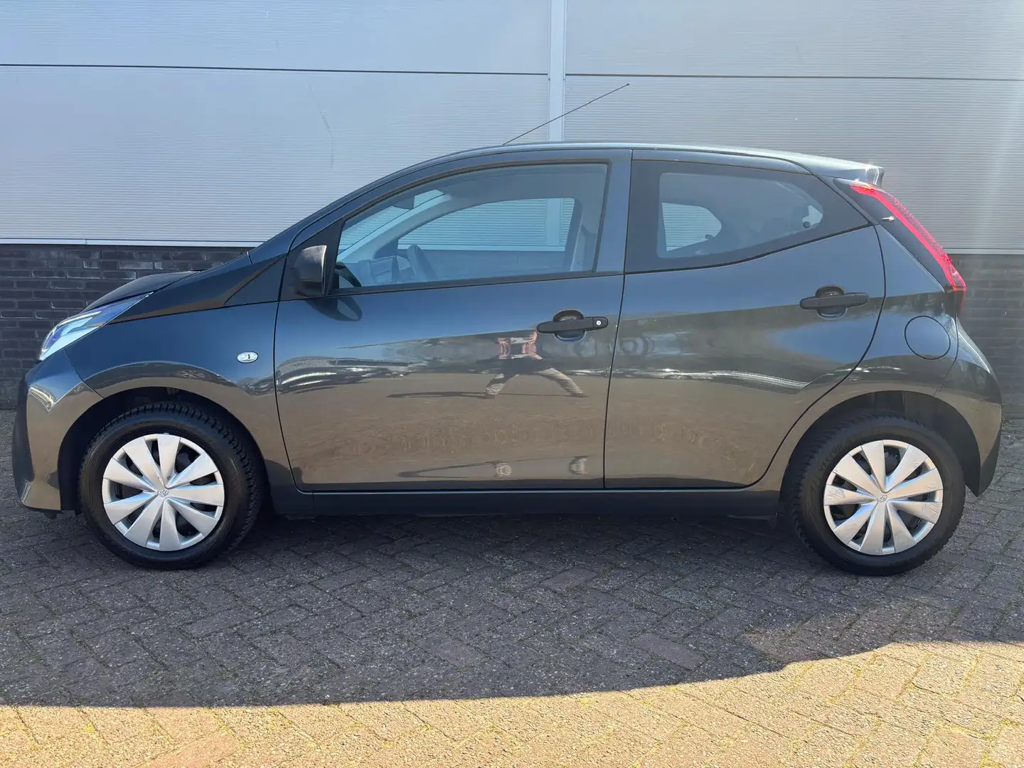 Toyota Aygo 1.0 VVT-i x-fun Grijs - 2