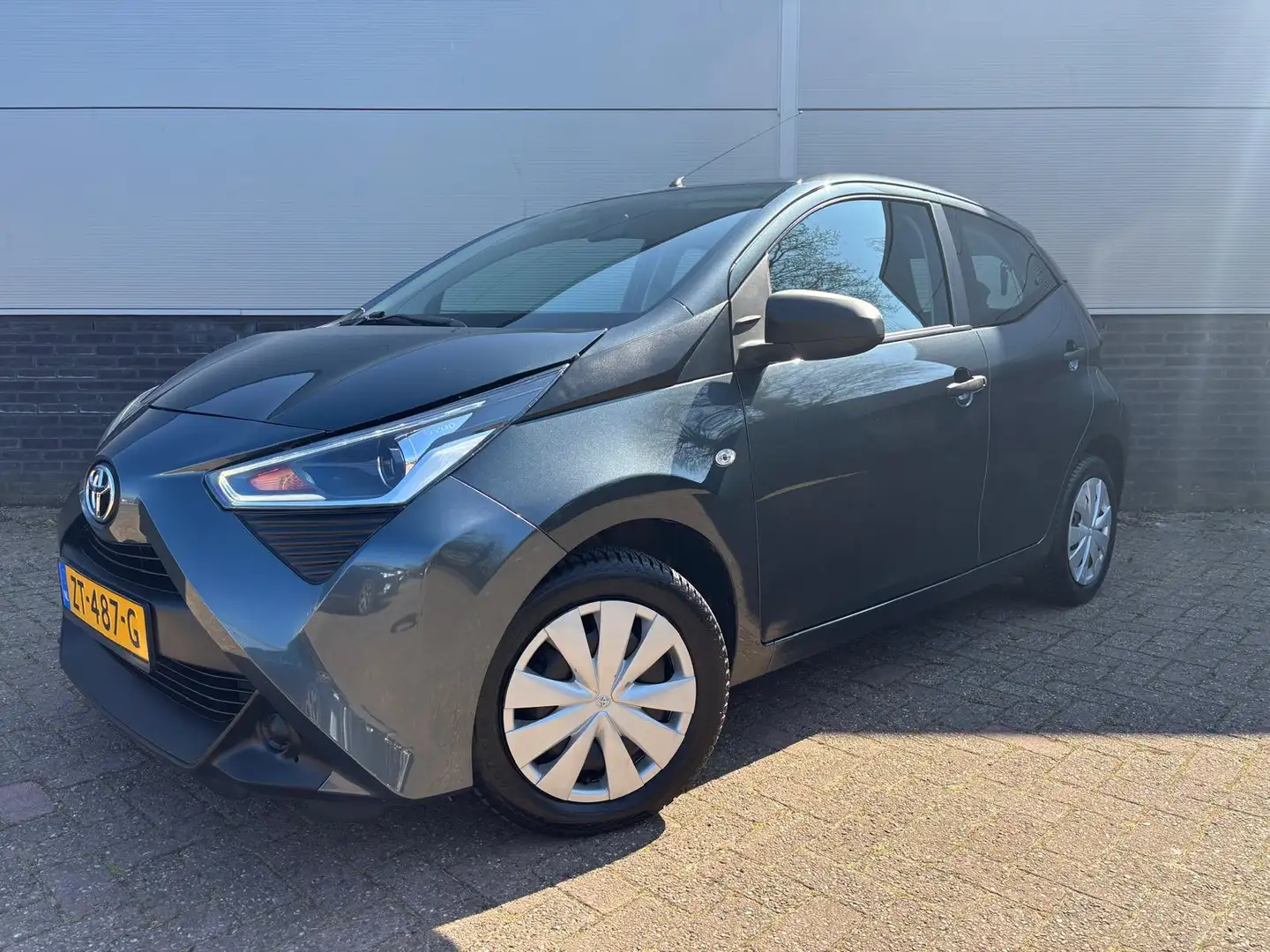 Toyota Aygo 1.0 VVT-i x-fun Grijs - 1