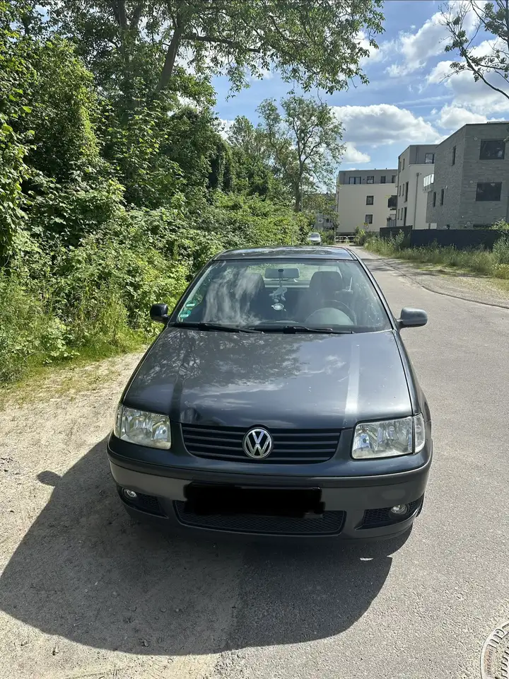 Volkswagen Polo Sedan Basis, foto 1