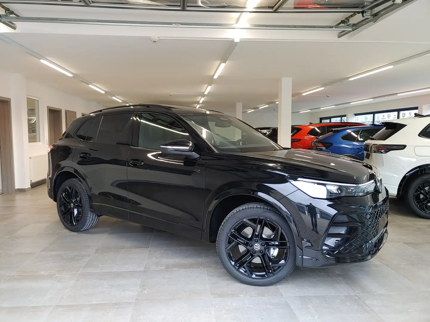 Volkswagen Tiguan 1.5 eTSI DSG R-Line Leder/Pano/AHK/Navi/20"/4Jahre Noir - 1