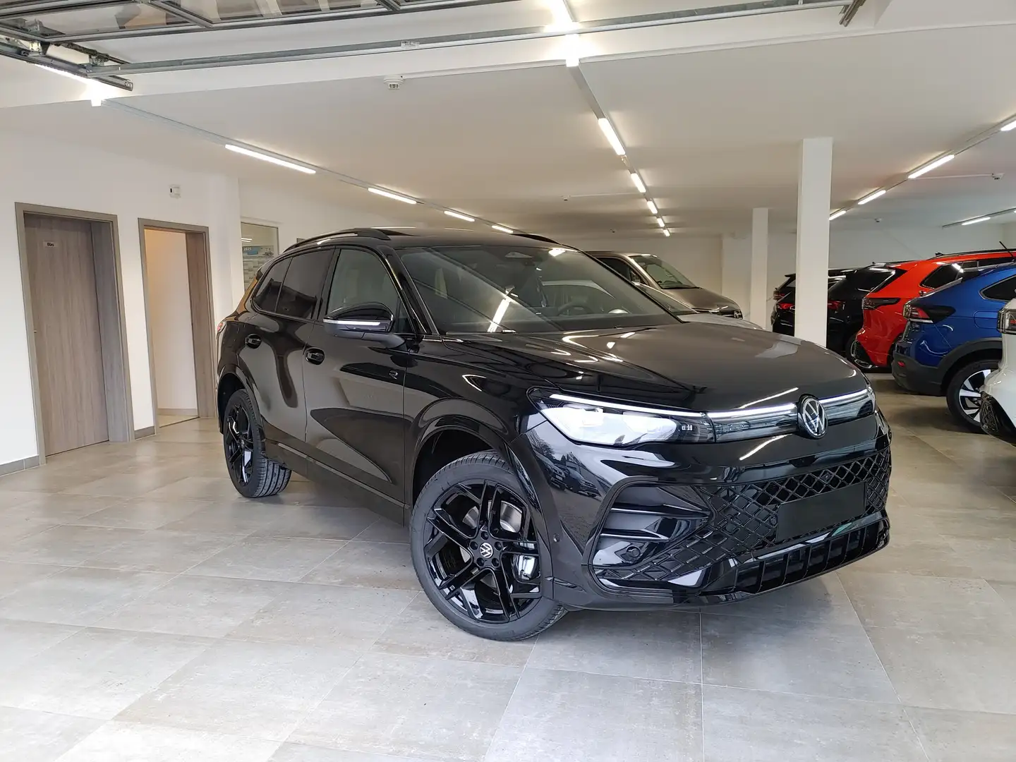Volkswagen Tiguan 1.5 eTSI DSG R-Line Leder/Pano/AHK/Navi/20"/4Jahre Noir - 2