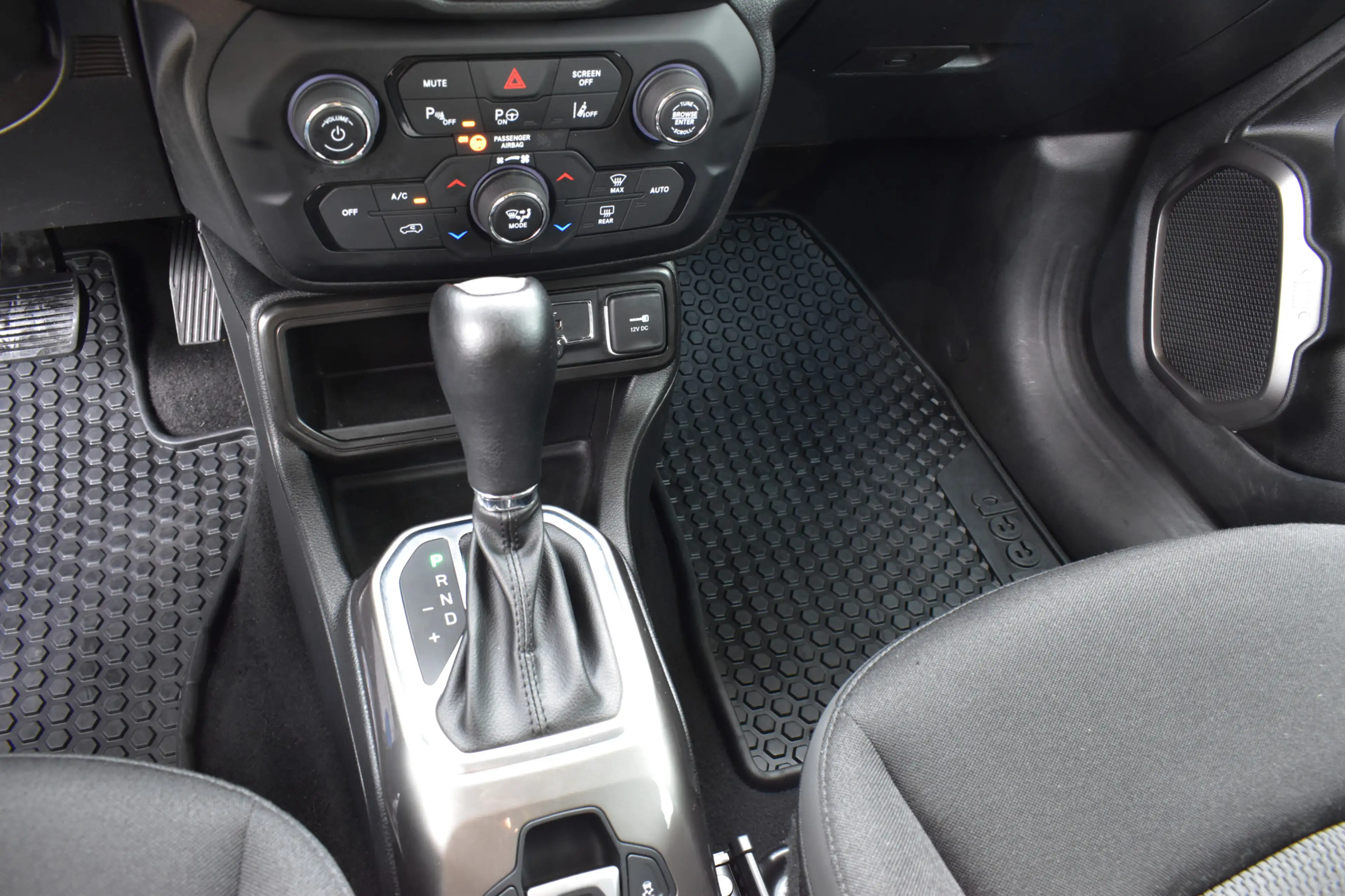 Jeep Renegade 1.3T DDCT S AUT. 59DKM! NIEUWSTAAT. — photo 11