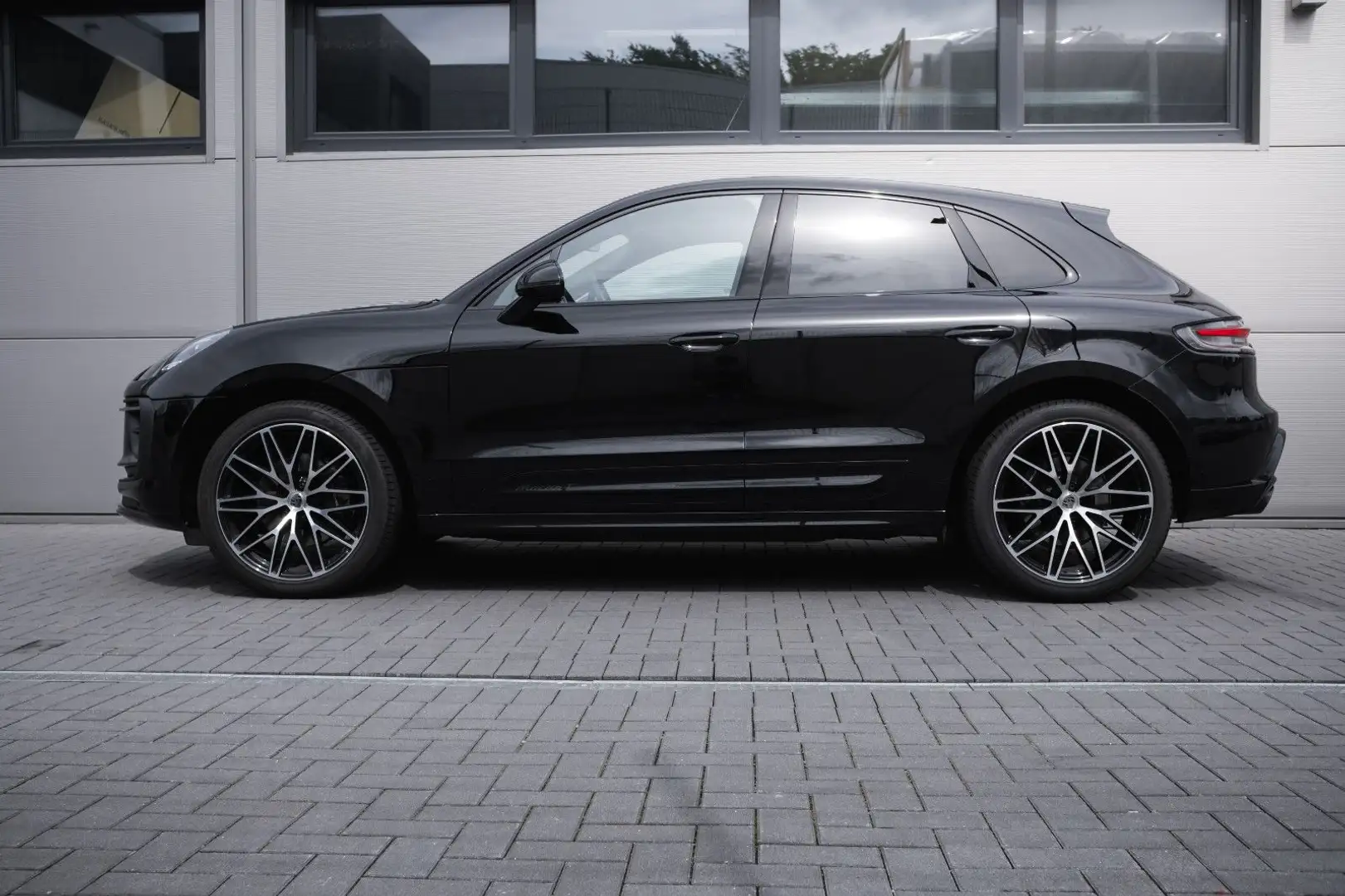 Porsche Macan T-21 Zoll - el. Sitz m. Memory-Pano-360Kam Schwarz - 1