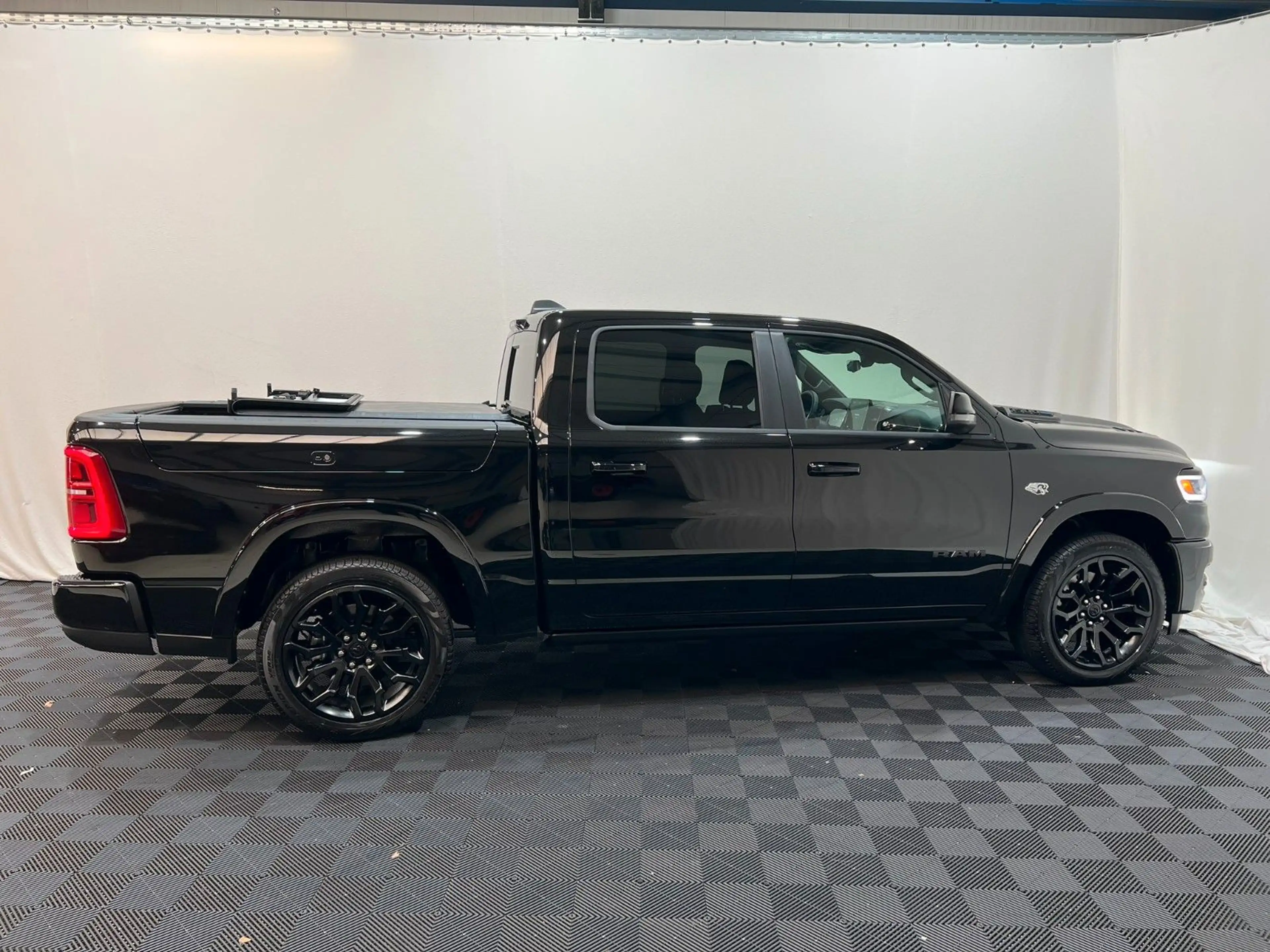 Dodge RAM 1500 Limited Night  5,7L V8 HEMI / MFT — photo 5