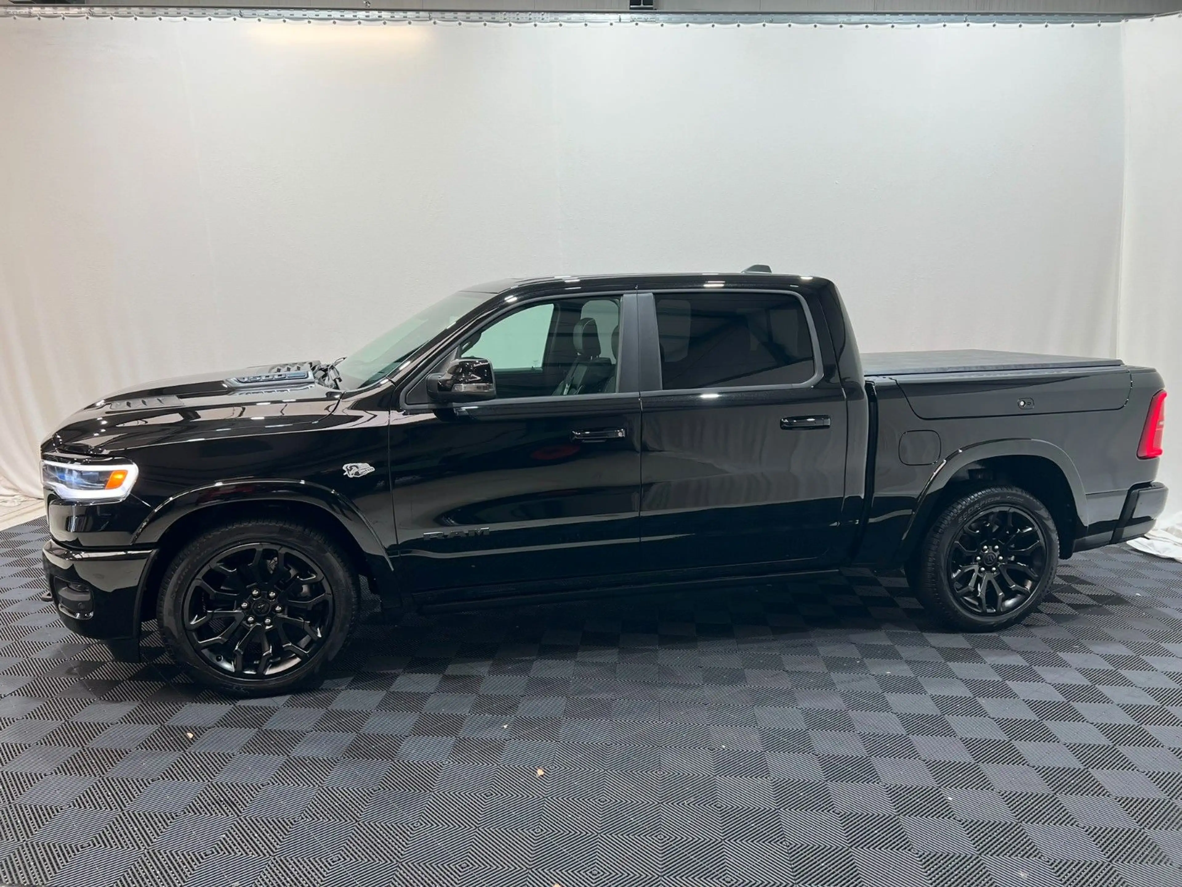 Dodge RAM 1500 Limited Night  5,7L V8 HEMI / MFT — photo 4