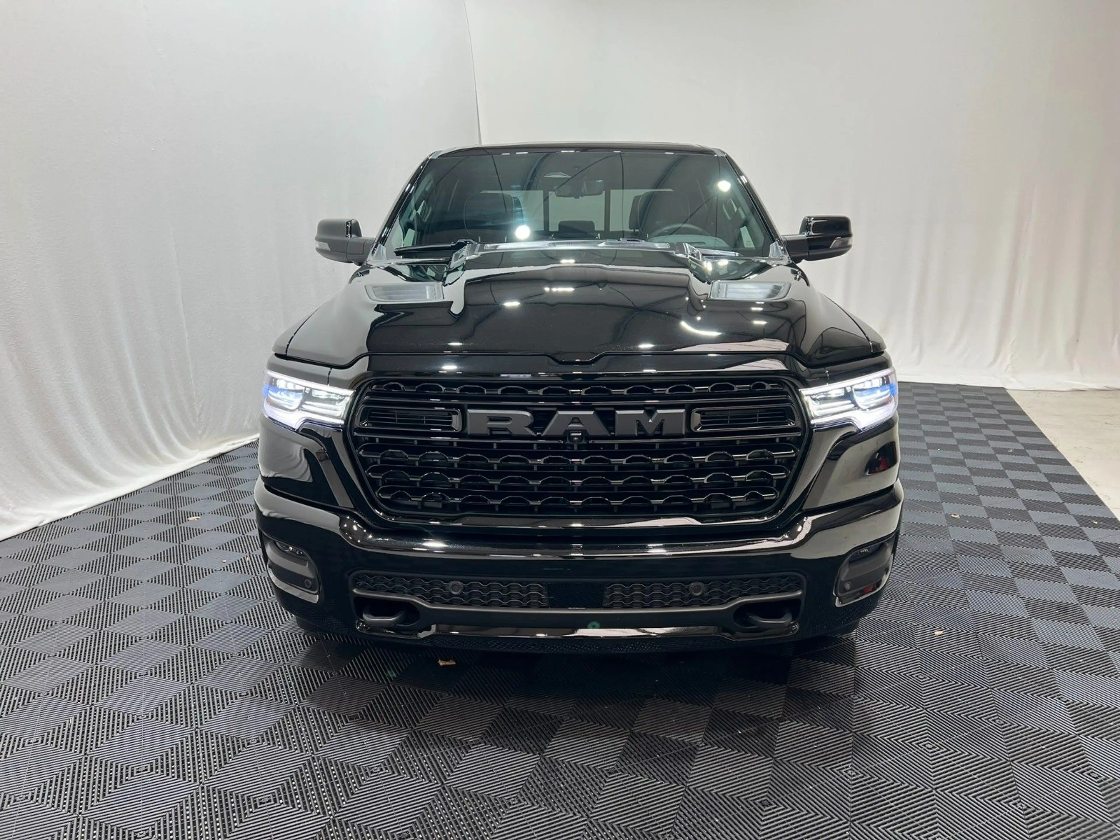 Dodge RAM 1500 Limited Night  5,7L V8 HEMI / MFT — photo 3