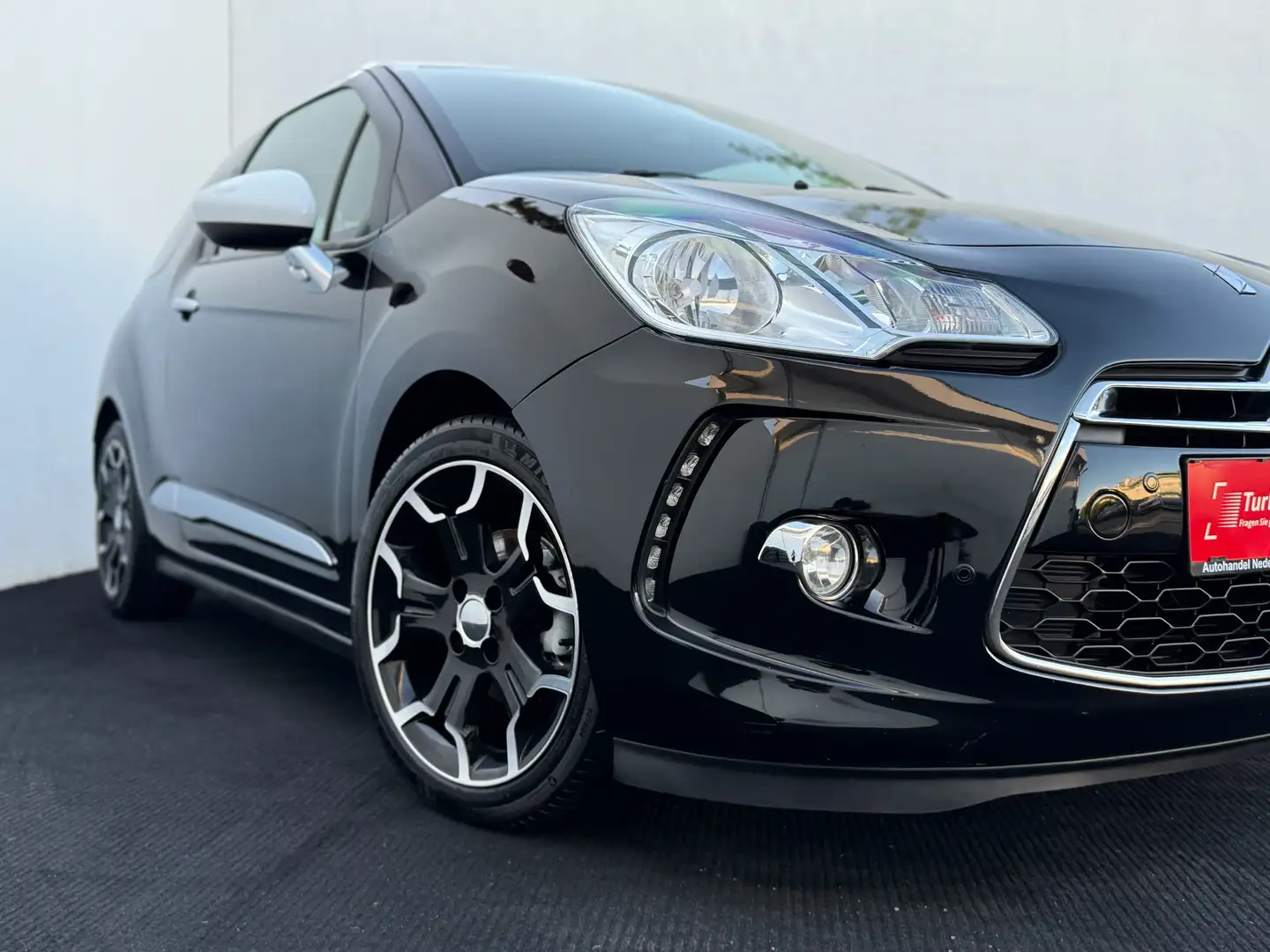 Citroen DS3 SportChic 1.6 e_HDI Airdream //1.BESITZ// Noir - 2