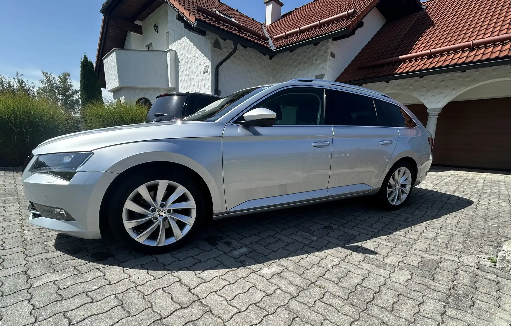 Skoda Superb Kombi 2,0 TDI Style DSG Kamera ACC AHK Matrix Silber - 2