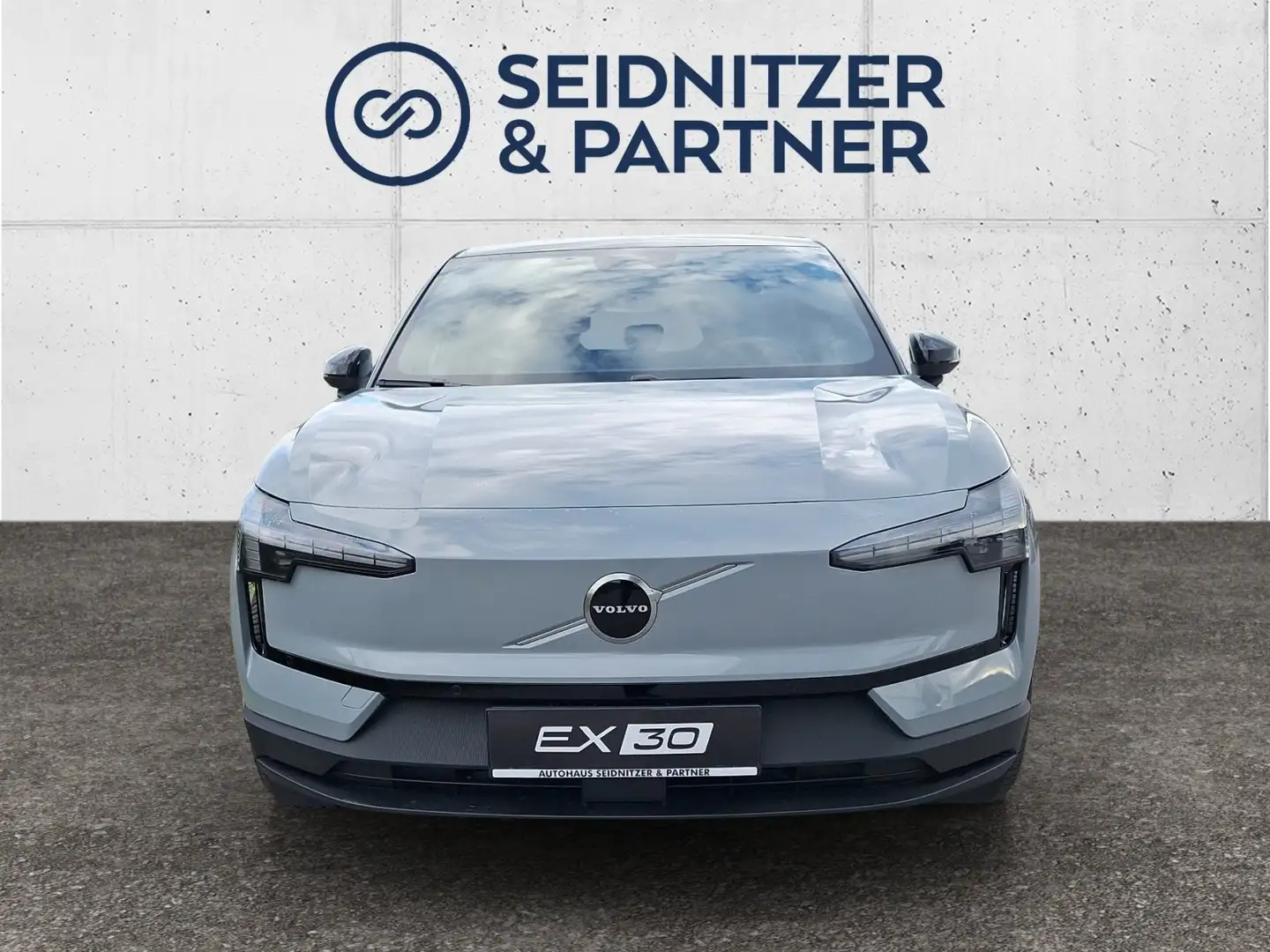 Volvo EX30 Twin Performance Plus AWD Grau - 2