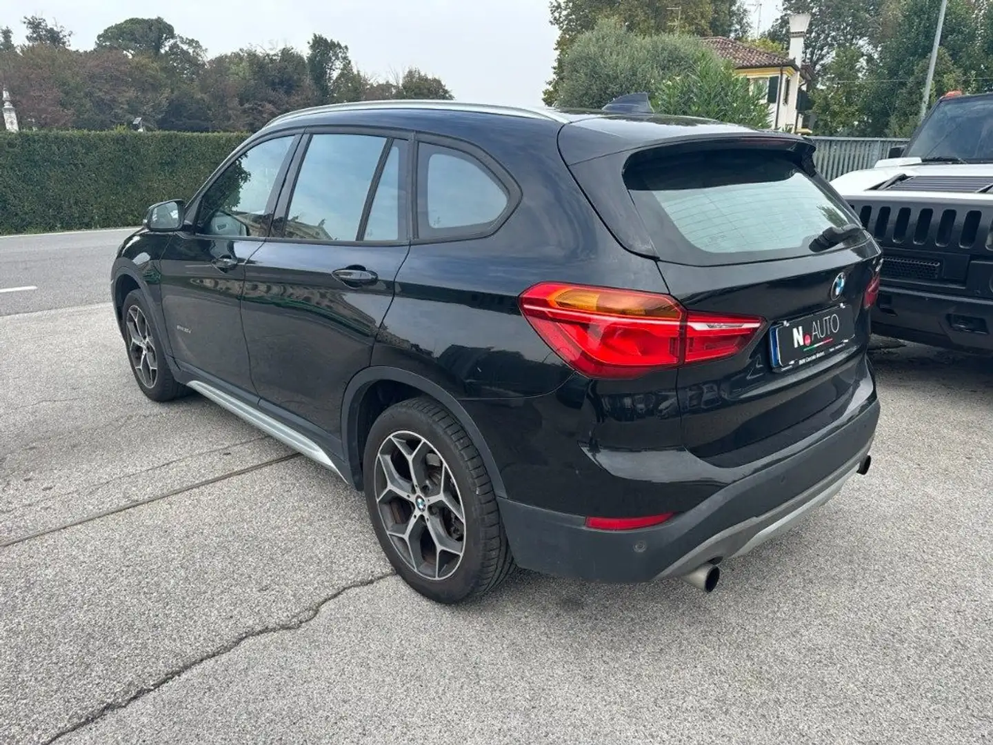 BMW X1 sDrive20d Schwarz - 2