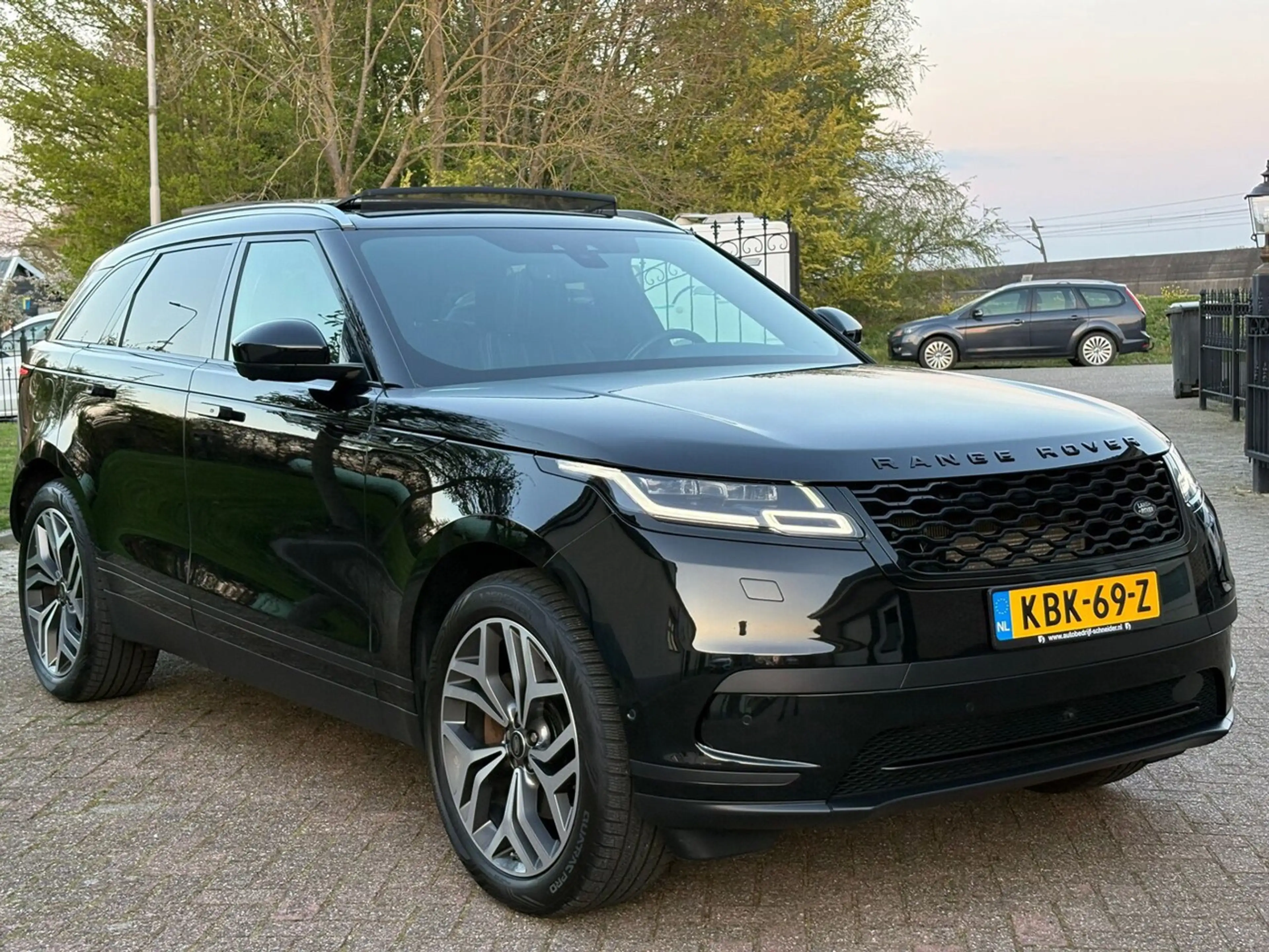 Land Rover Range Rover Velar 3.0 D275 AWD R-Dynamic HSE — photo 3