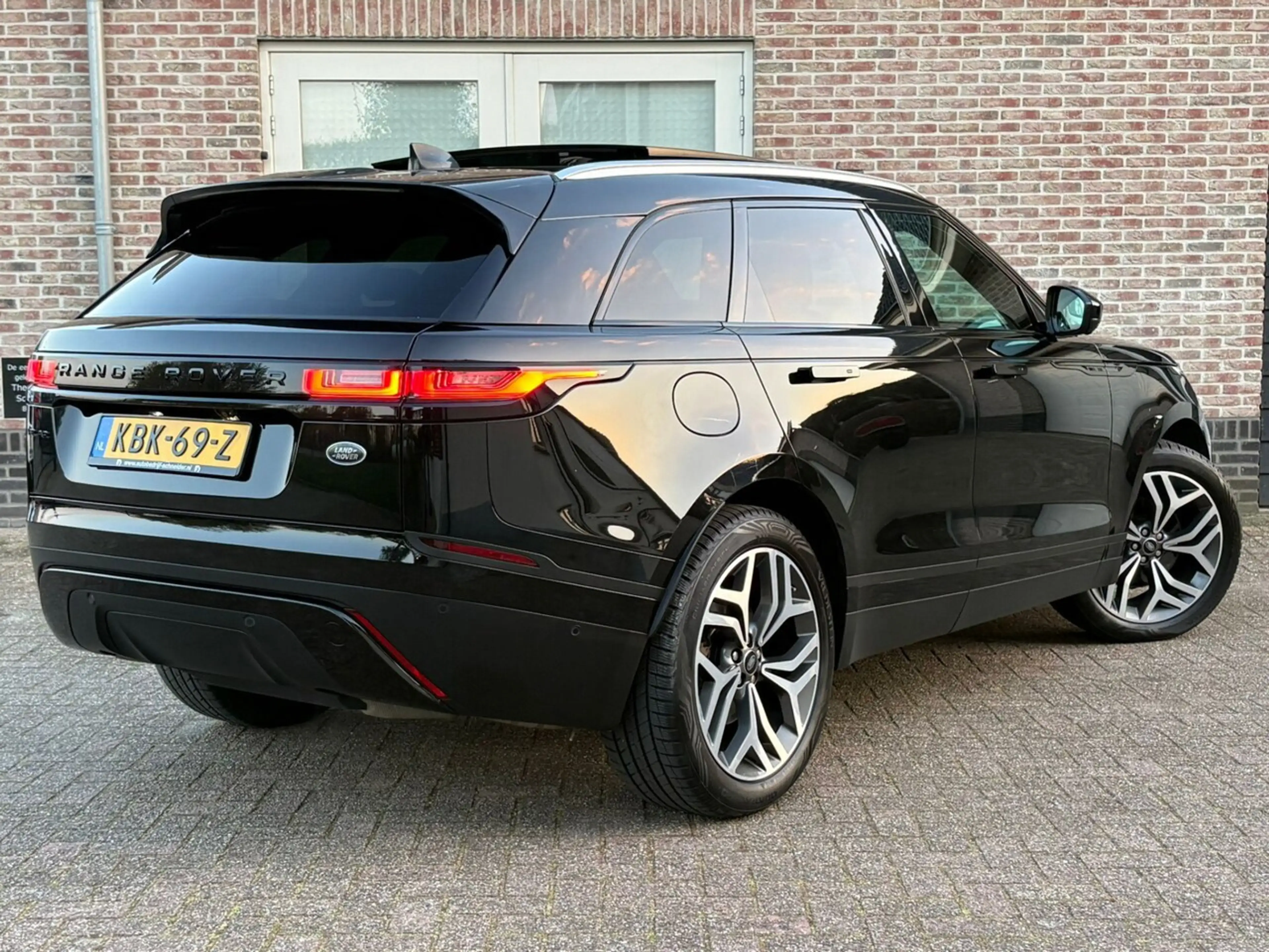 Land Rover Range Rover Velar 3.0 D275 AWD R-Dynamic HSE — photo 16