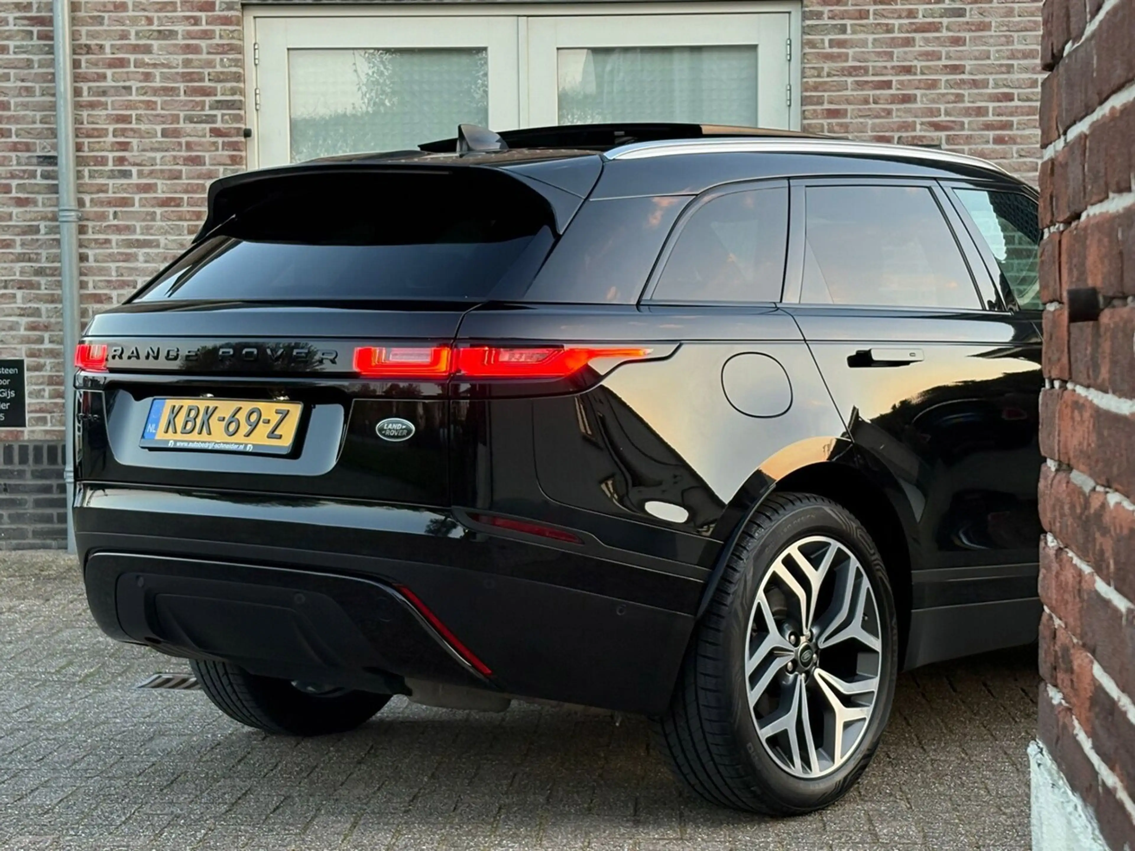 Land Rover Range Rover Velar 3.0 D275 AWD R-Dynamic HSE — photo 17