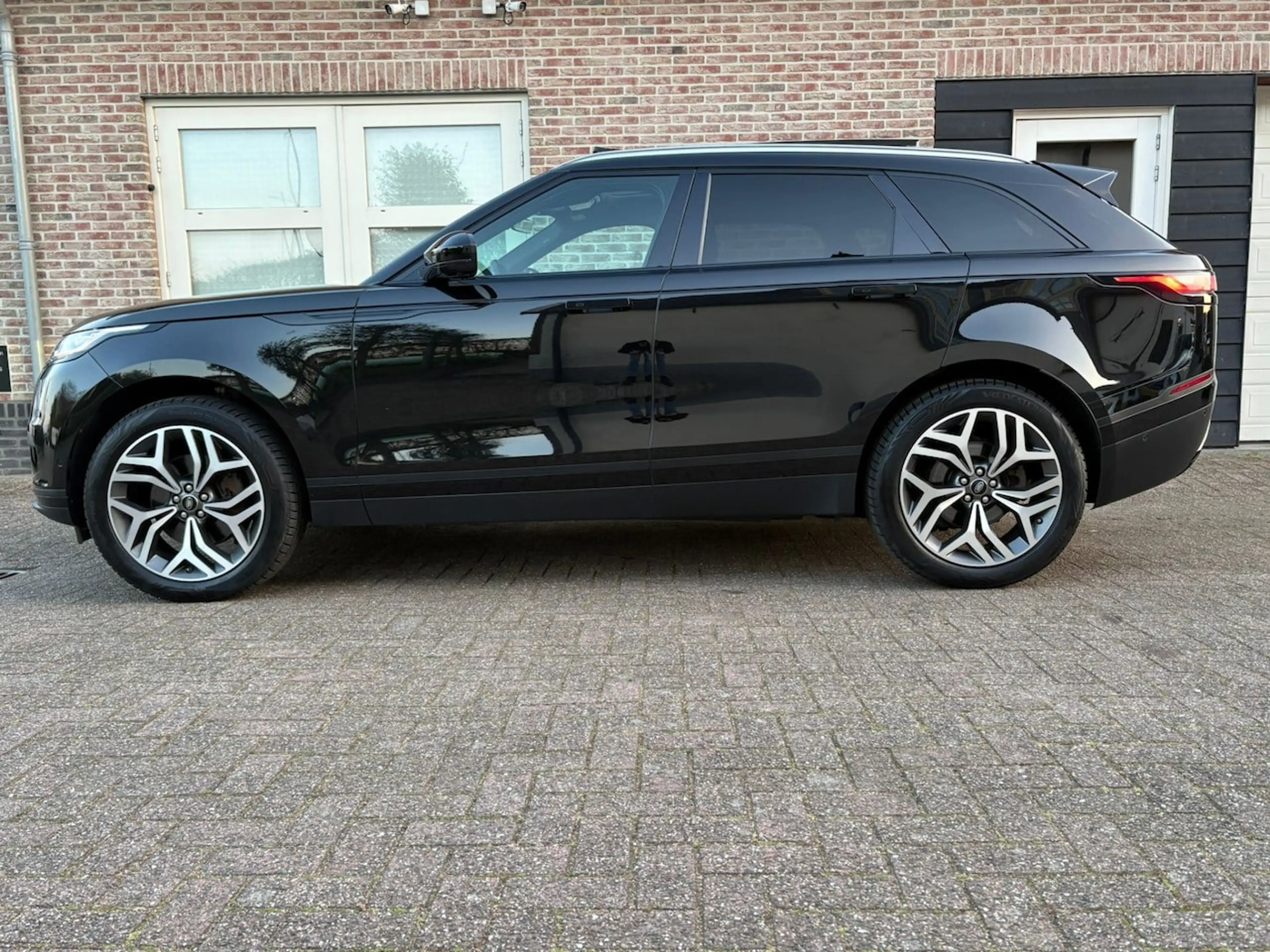 Land Rover Range Rover Velar 3.0 D275 AWD R-Dynamic HSE — photo 2
