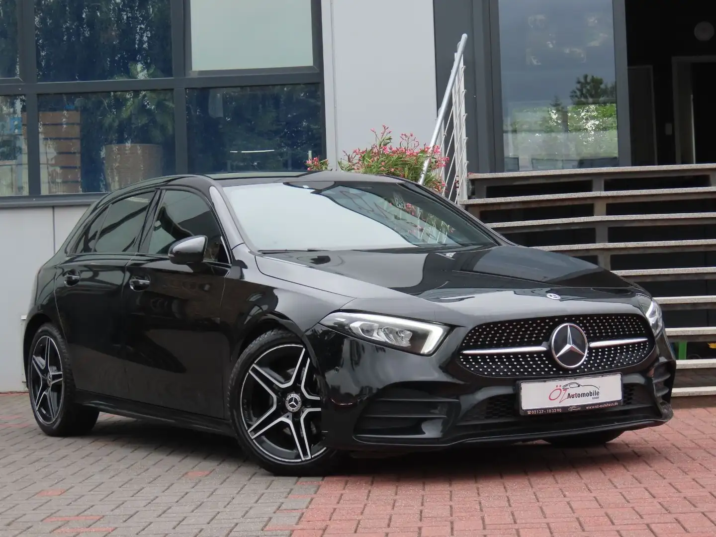 Mercedes-Benz A 200 A200d Autom. AMG-Line Night-Paket Ambiente Чорний - 1