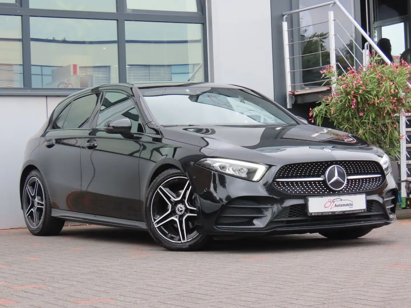Mercedes-Benz A 200 A200d Autom. AMG-Line Night-Paket Ambiente Чорний - 2