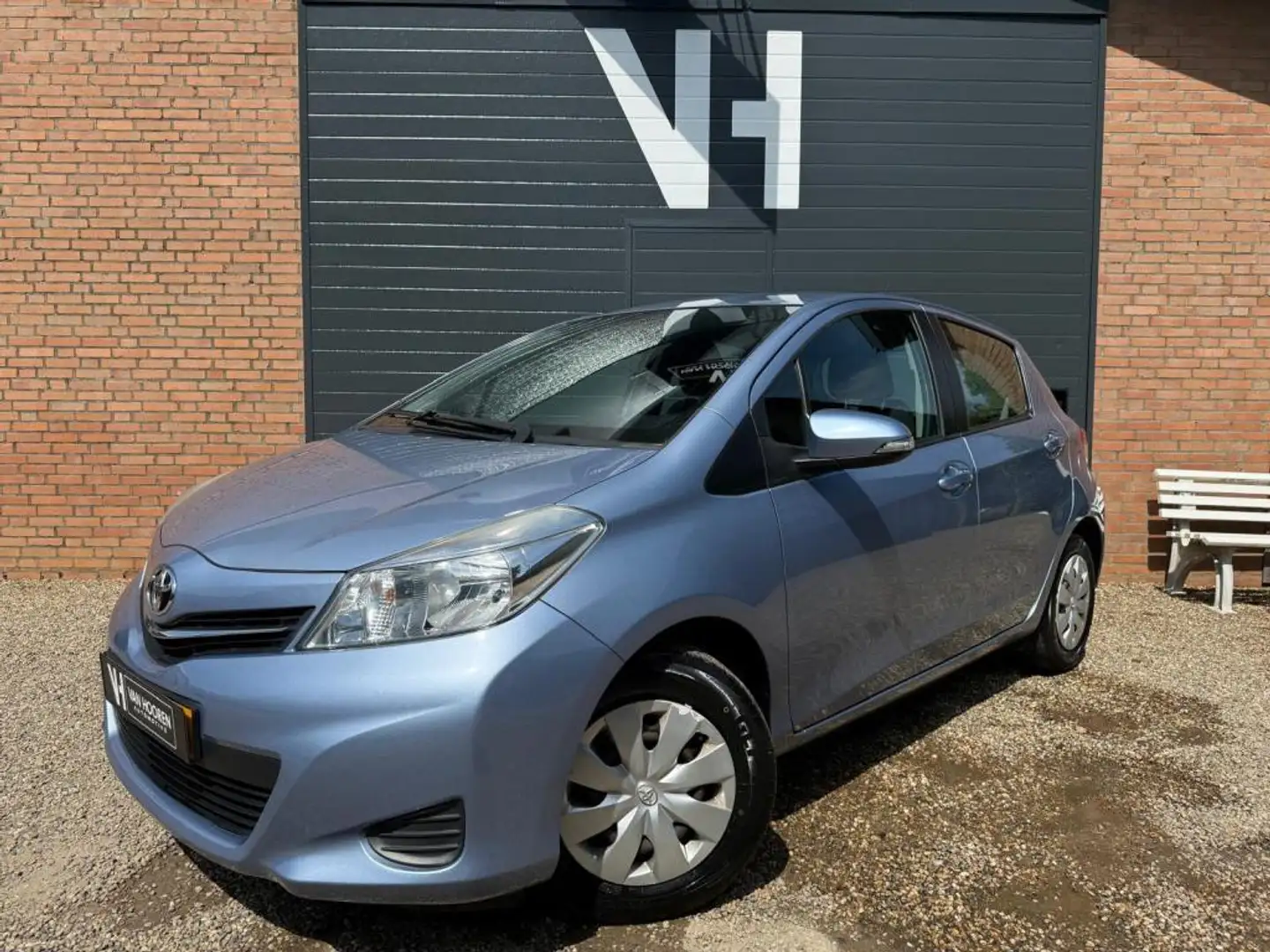 Toyota Yaris 1.0 VVT-i Now | TREKHAAK | AIRCO | ZEER NETJES! | Blauw - 1
