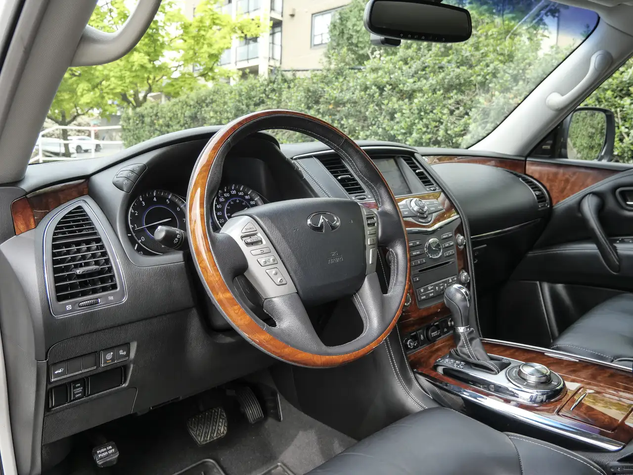 Infiniti QX80 снимка Infiniti QX80