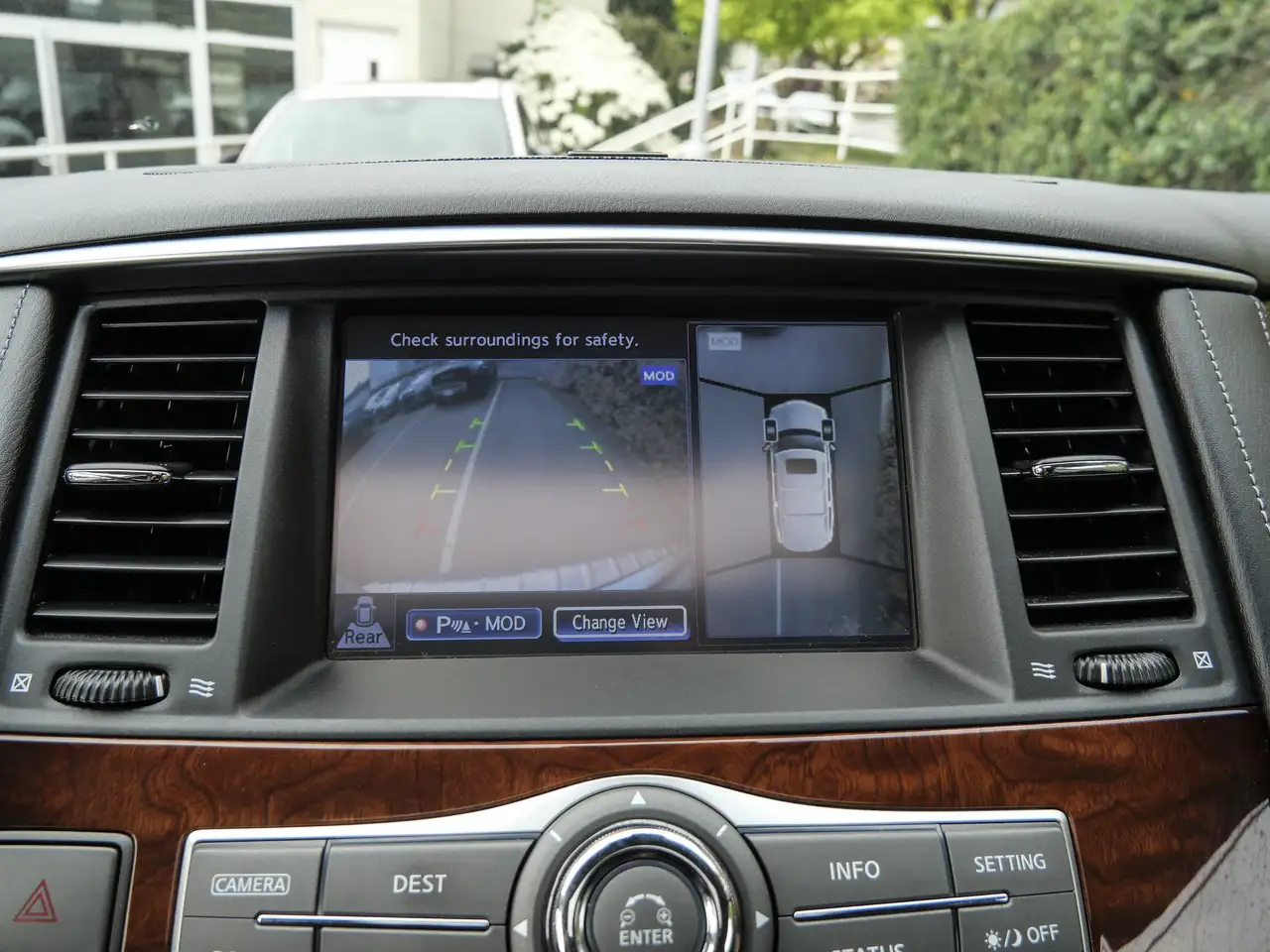 Infiniti QX80 снимка Infiniti QX80