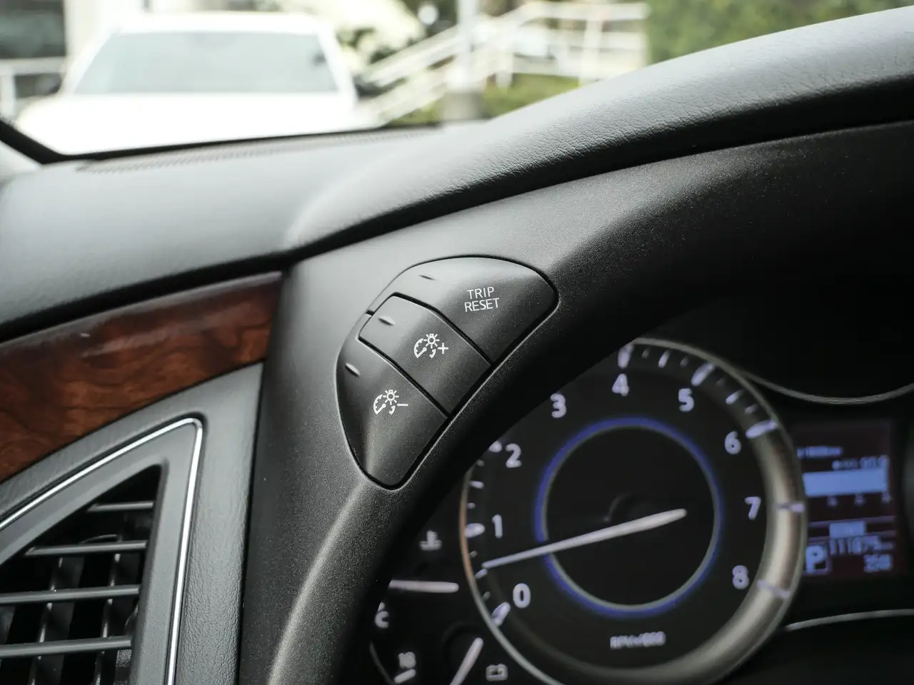 Infiniti QX80 снимка Infiniti QX80