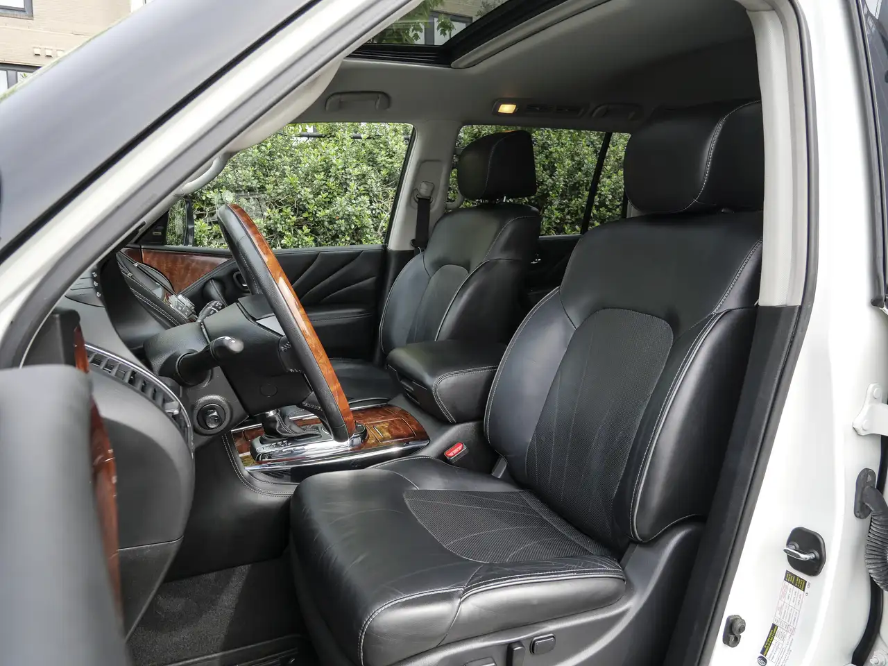 Infiniti QX80 снимка Infiniti QX80