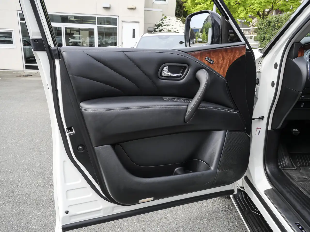 Infiniti QX80 снимка Infiniti QX80