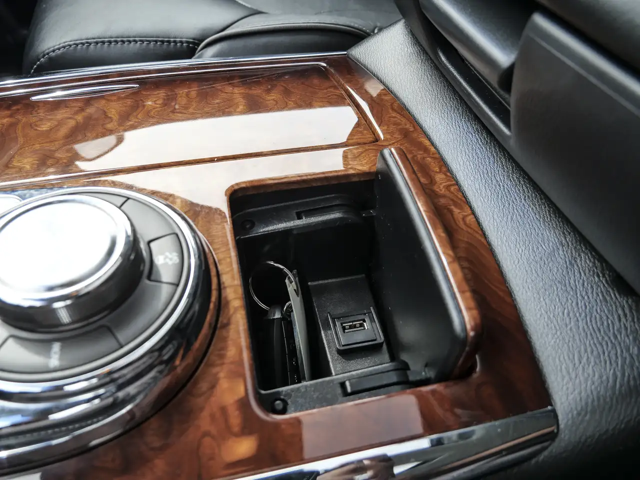 Infiniti QX80 снимка Infiniti QX80