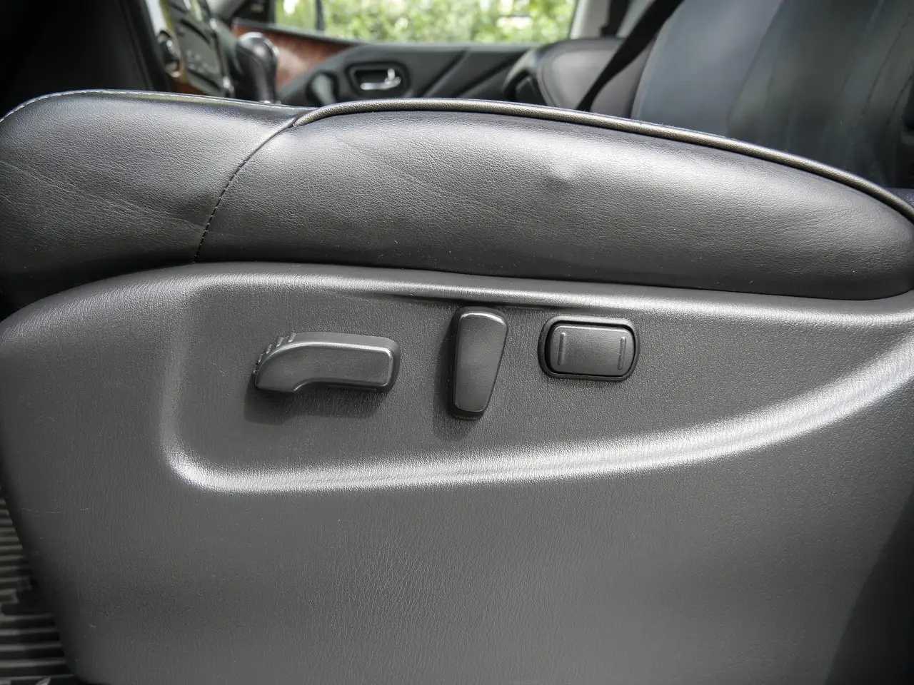 Infiniti QX80 снимка Infiniti QX80