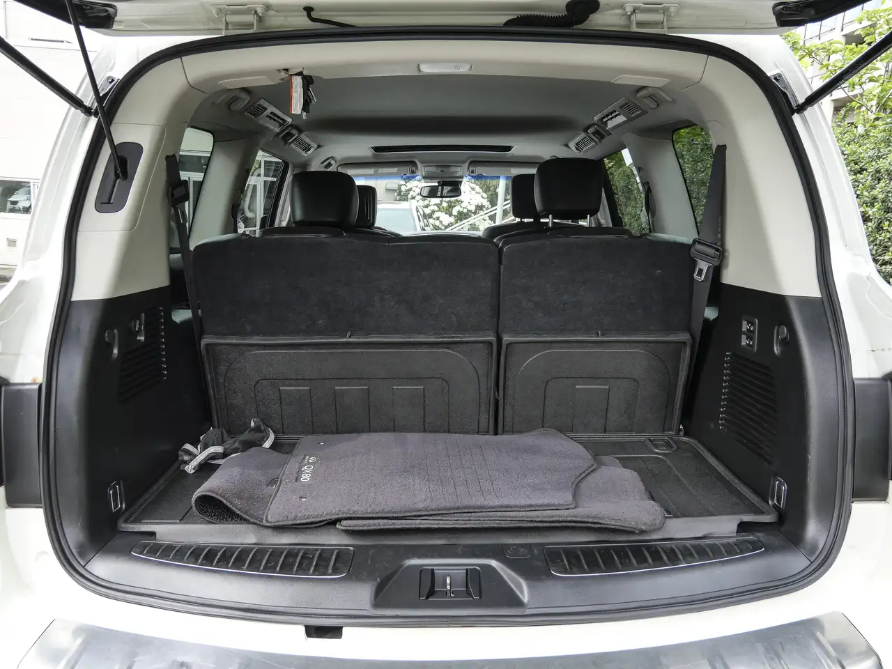 Infiniti QX80 снимка Infiniti QX80