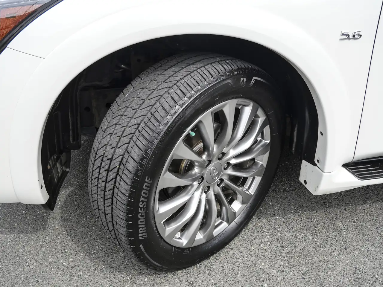 Infiniti QX80 снимка Infiniti QX80