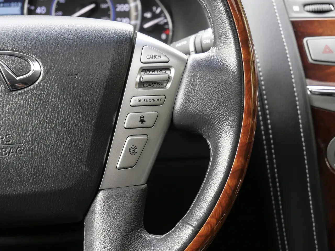 Infiniti QX80 снимка Infiniti QX80