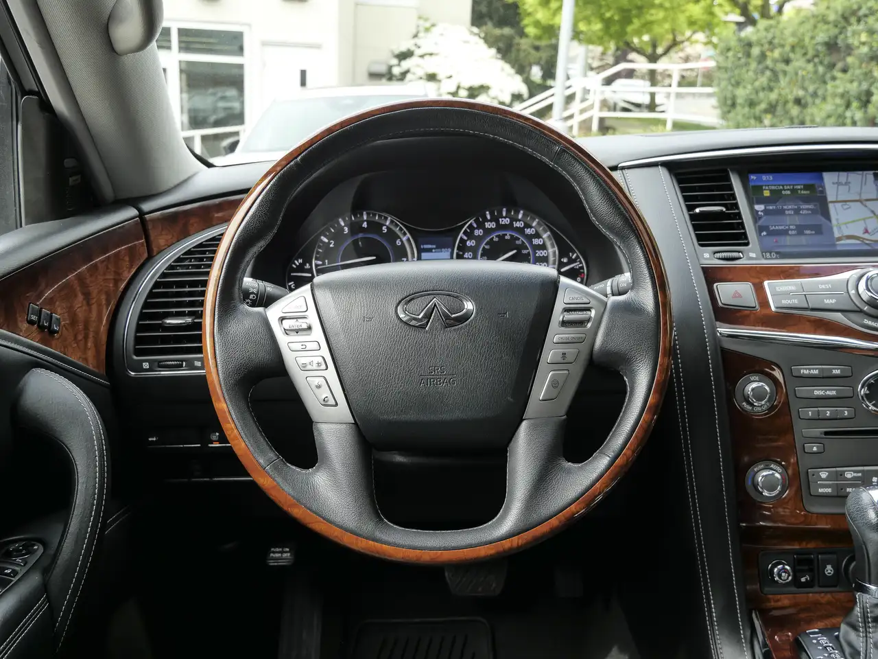 Infiniti QX80 снимка Infiniti QX80