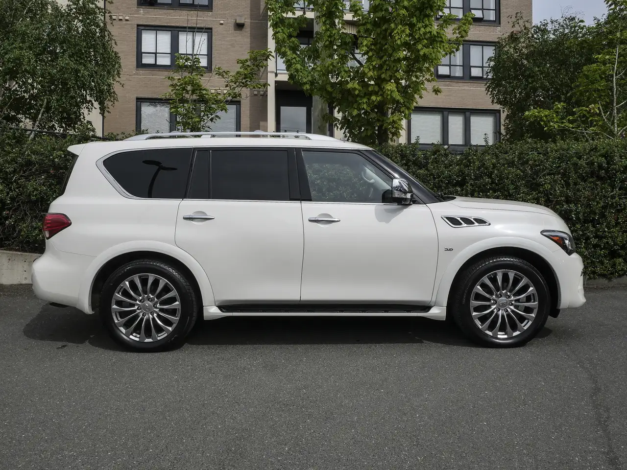 Infiniti QX80 снимка Infiniti QX80