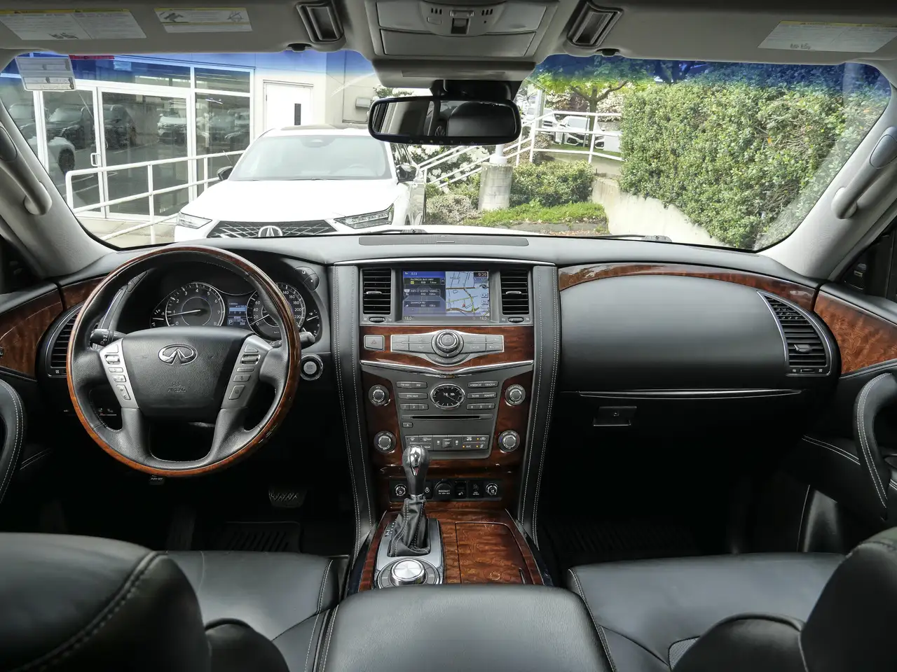 Infiniti QX80 снимка Infiniti QX80