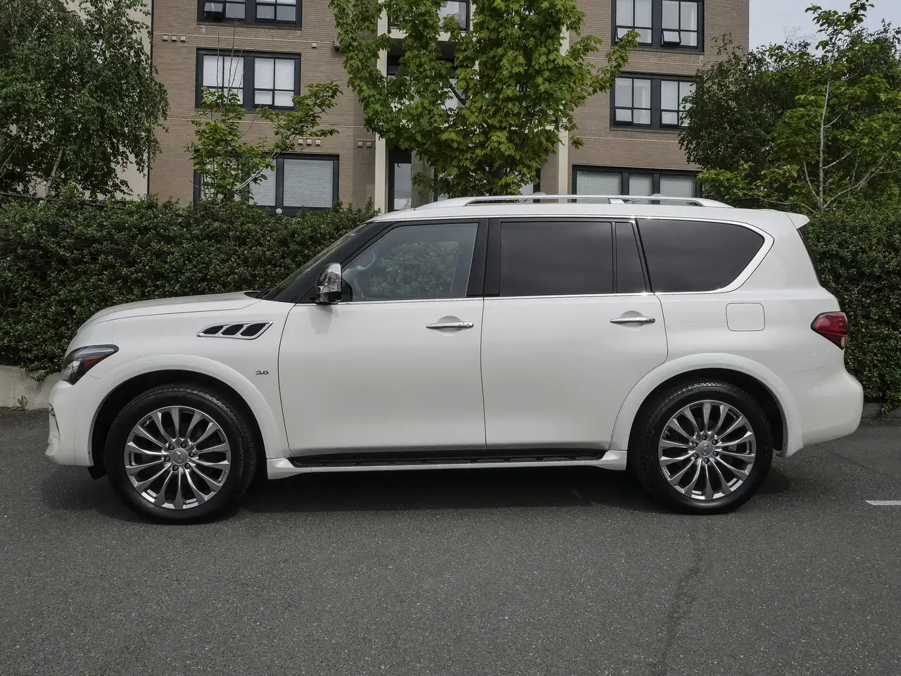 Infiniti QX80 снимка Infiniti QX80
