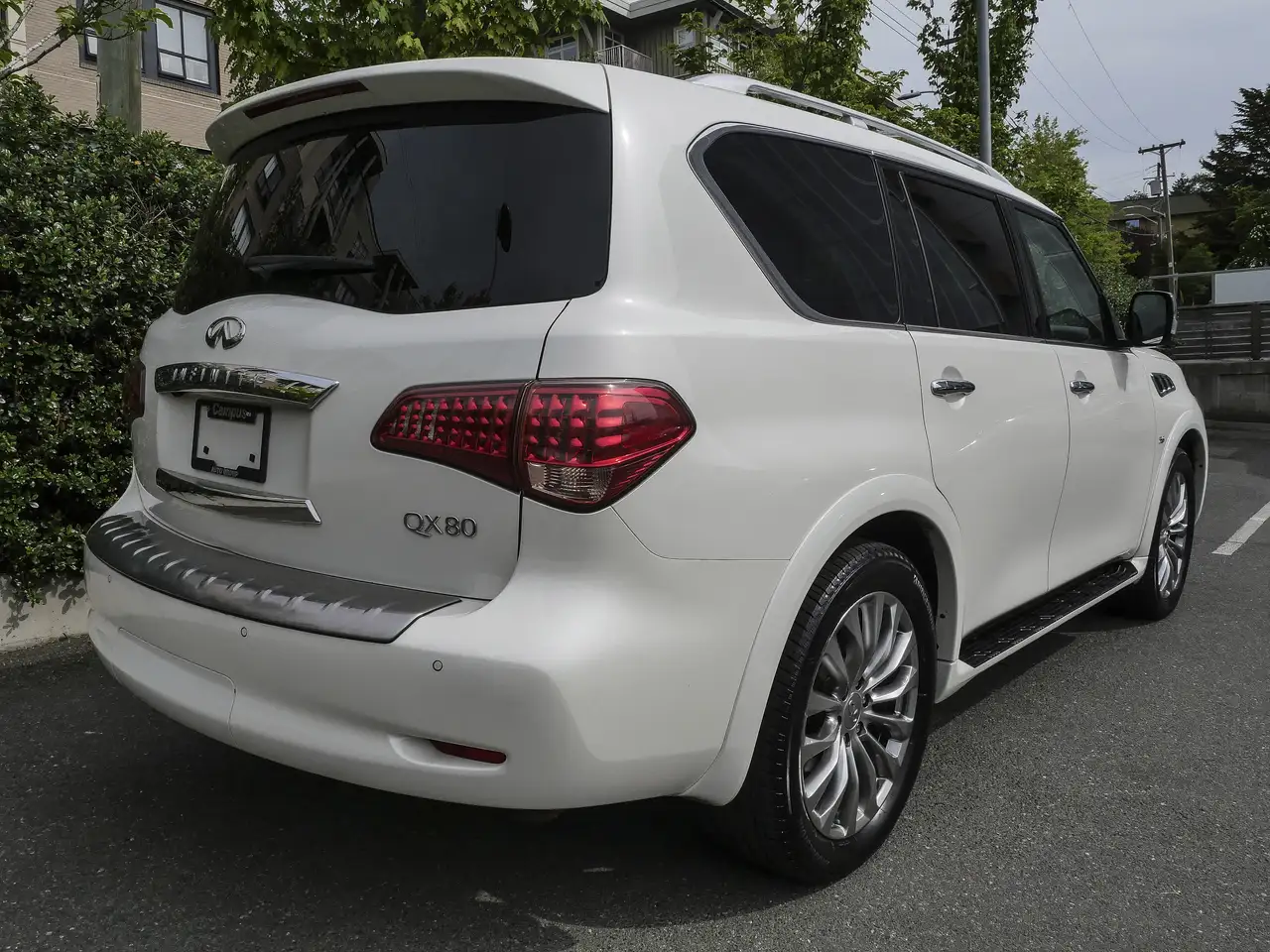 Infiniti QX80 снимка Infiniti QX80