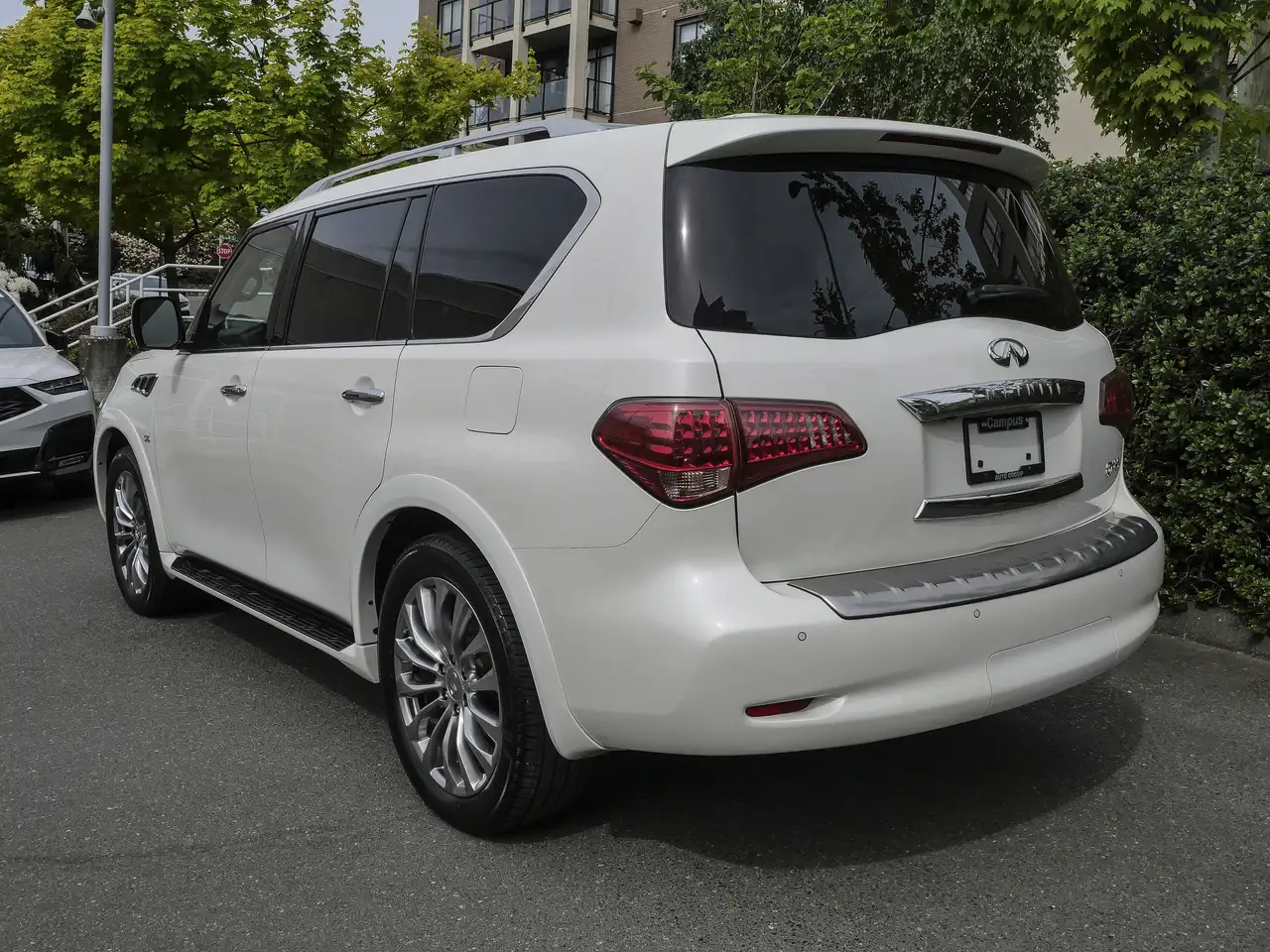 Infiniti QX80 снимка Infiniti QX80