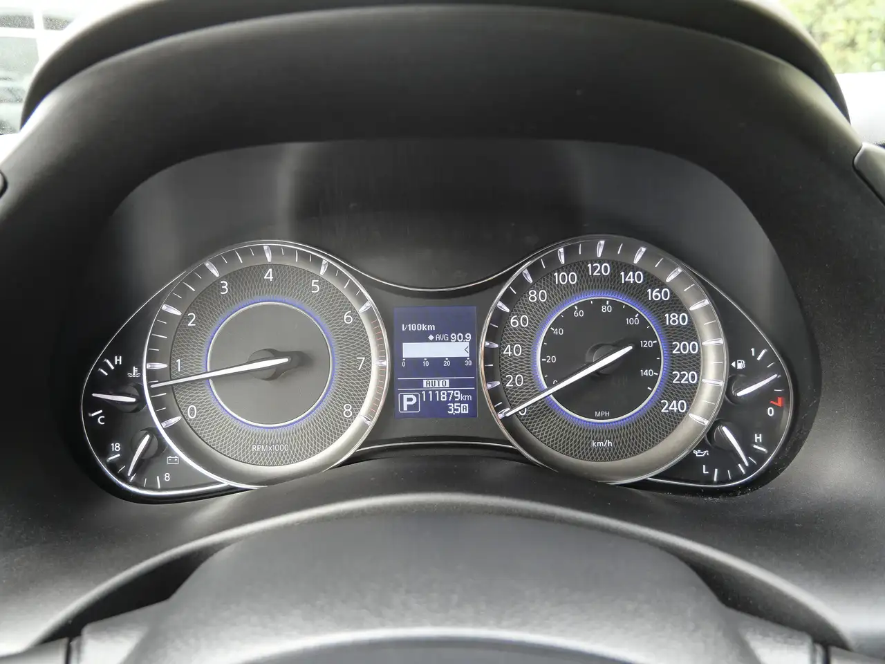 Infiniti QX80 снимка Infiniti QX80