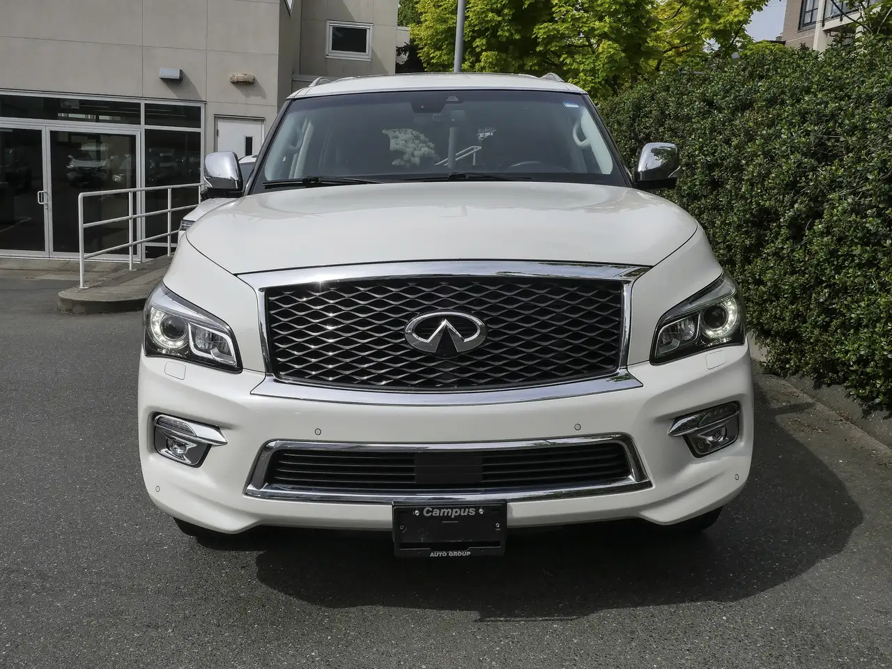 Infiniti QX80 снимка Infiniti QX80