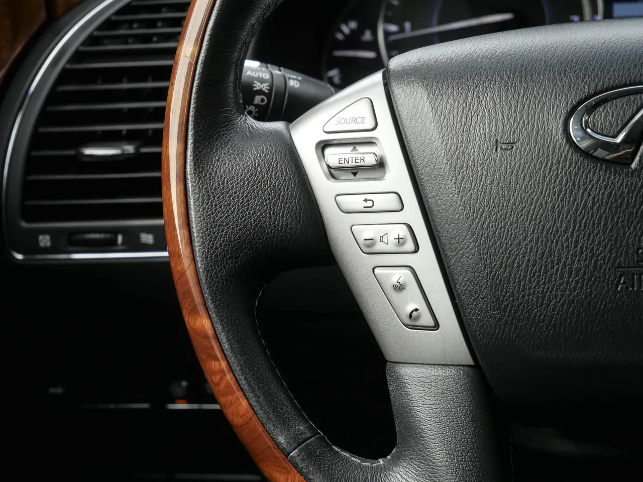 Infiniti QX80 снимка Infiniti QX80